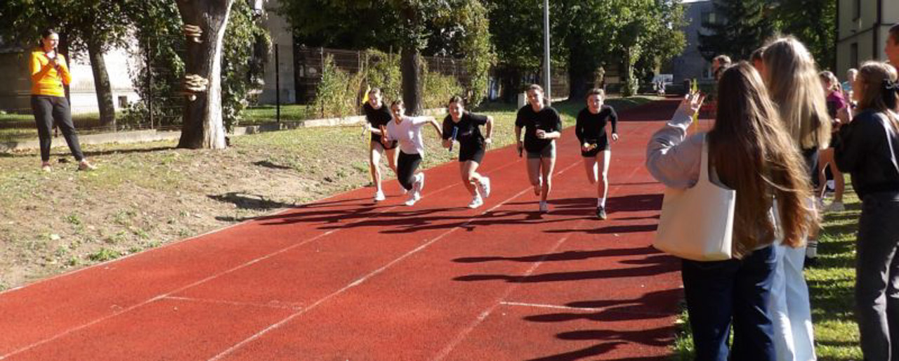 Sportowe emocje – ,,Mityng Lekkoatletyczny-8 dyscyplin na 80-lecie szkoły ‘’