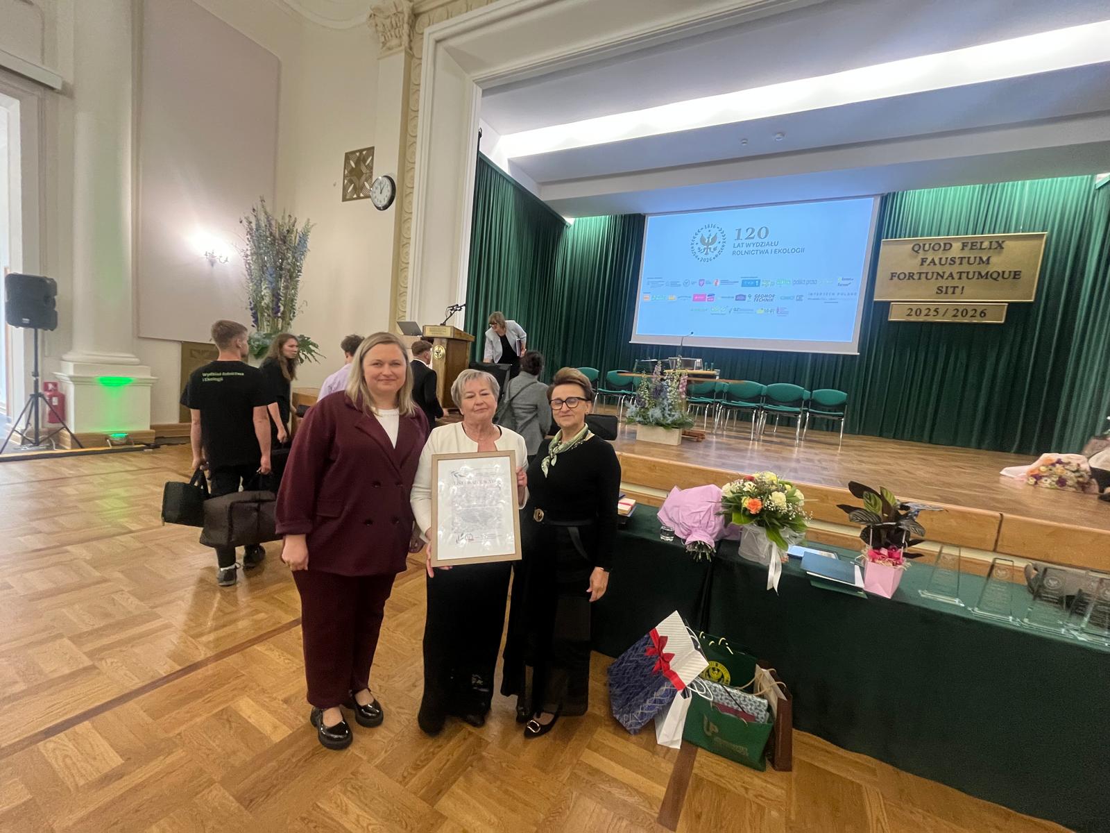 Anna Pręcikowska-Skoczylas dyrektor I LO wśród wyróżnionych podczas Jubileuszu 120-lecia SGGW w Warszawie